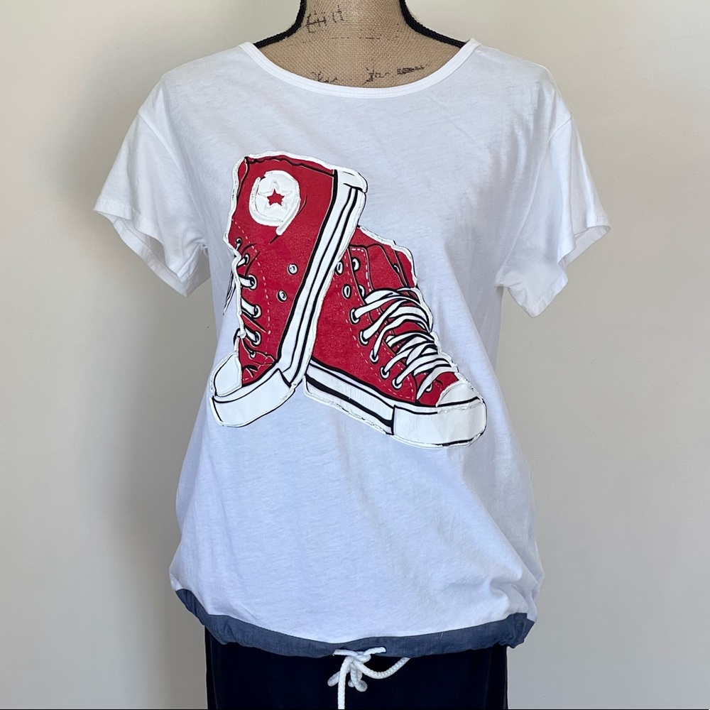T-shirt White With Red Shoes Size 4